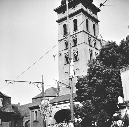 Kirmesbaum vor der Pfarrkirche mit Eierkrone und Spruchsager